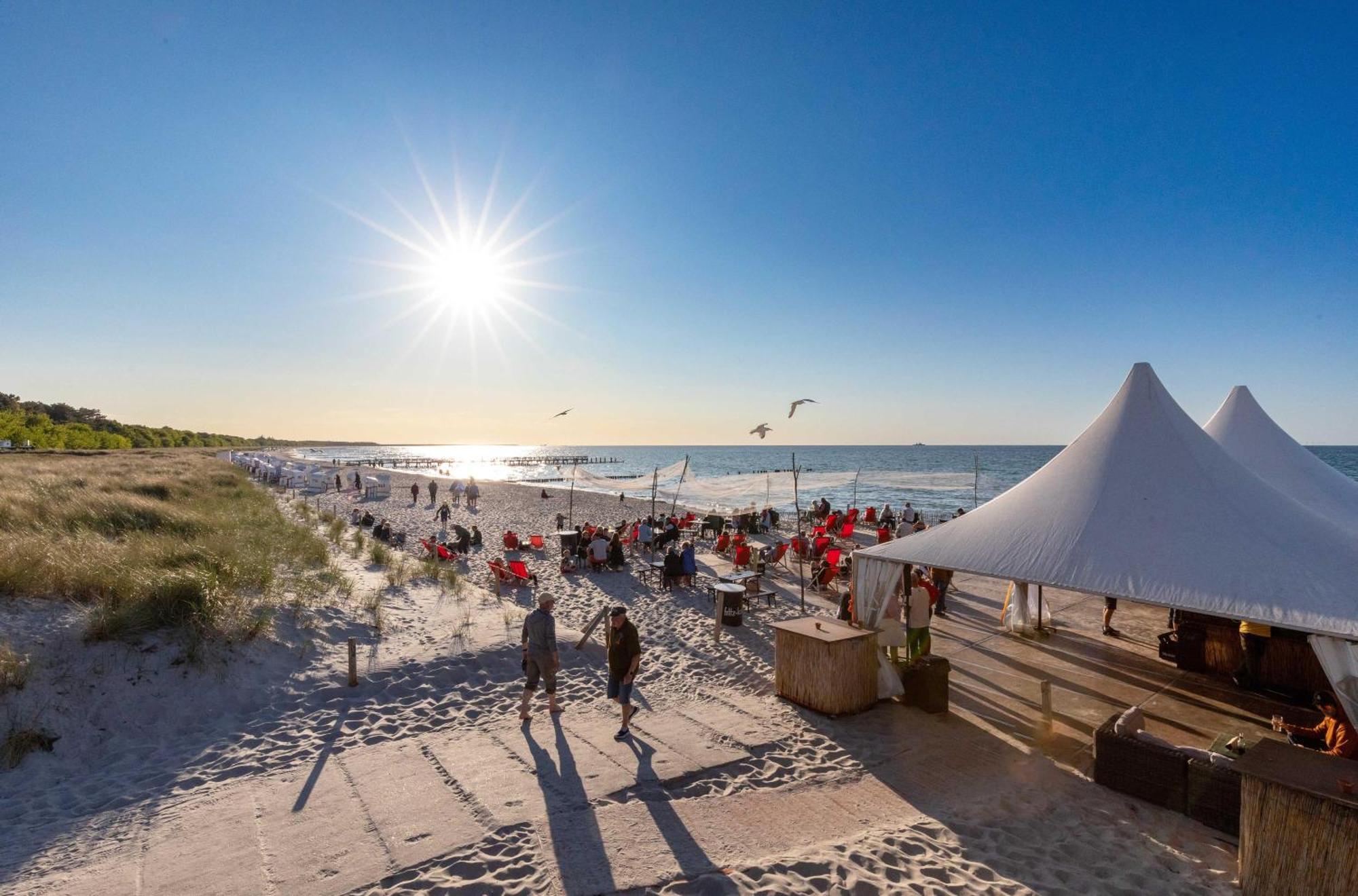 Leuchtturm An Der Seebruecke Zingst